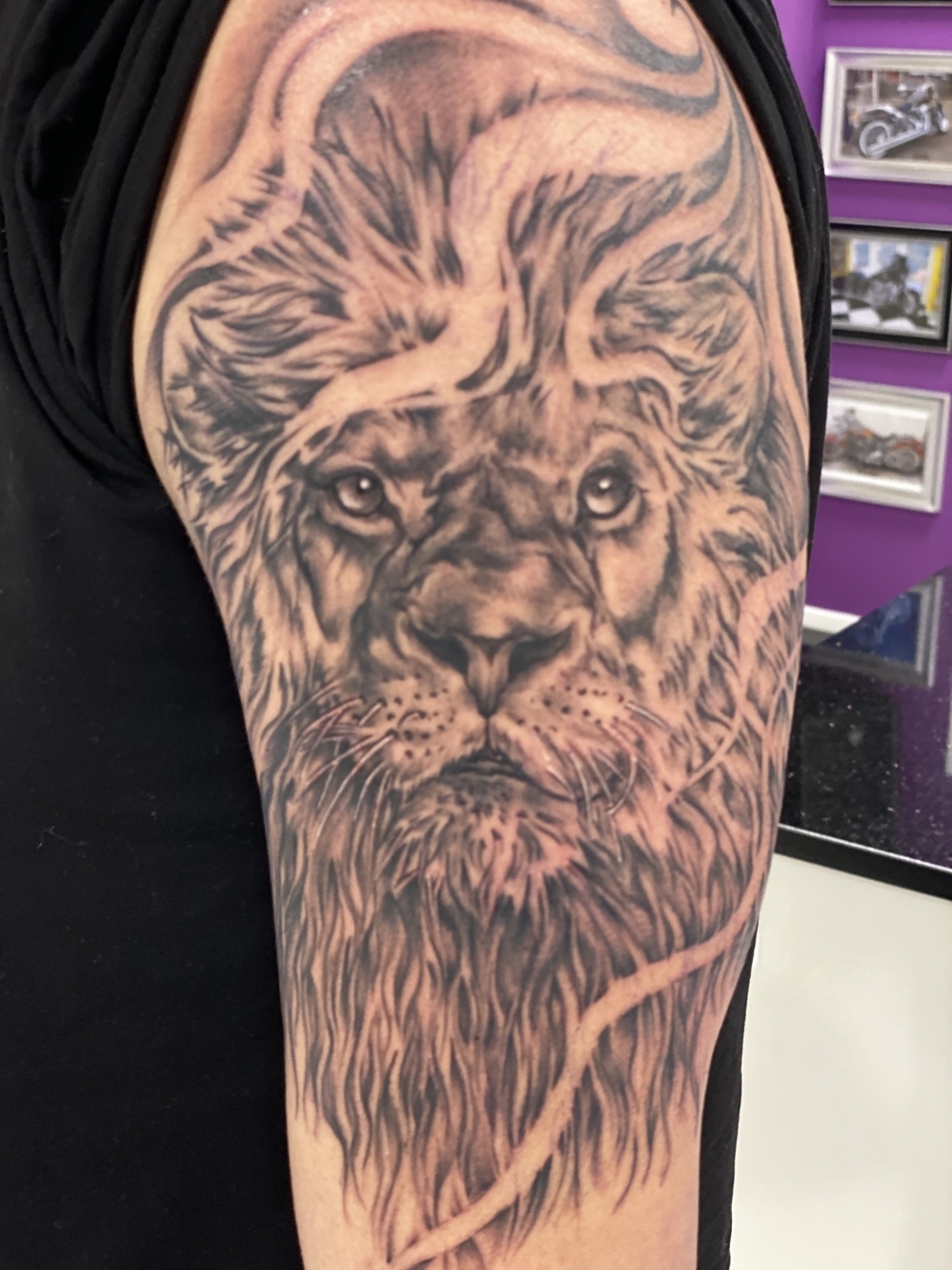 Leeuw tattoo bovenarm zwart grijs  